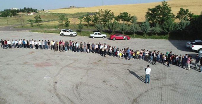 300 torunu elini öpmek için sıraya girdi