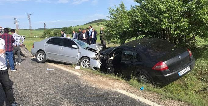 Hatalı sollama sonucu kafa kafaya çarpıştılar