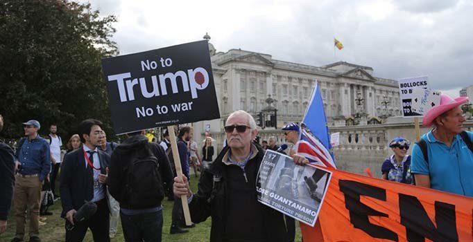 Londra'da Donald Trump'a tencere tavalı protesto