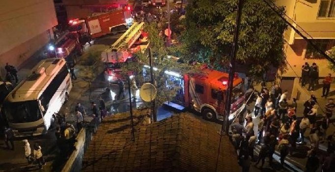Küçükçekmece'de 4 araç alev aldı