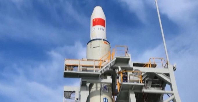 Çin denizden uzaya ilk defa roket fırlattı