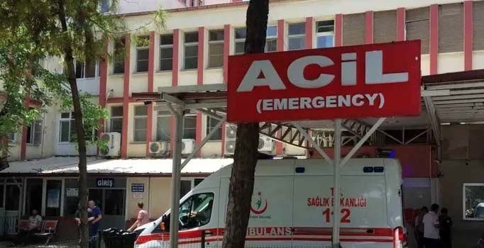 Kavgayı ayırmaya çalışan polis memuru ağır yaralandı