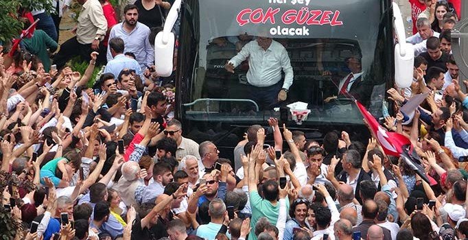 İmamoğlu Trabzon'da konuştu: 18 günde çıldırdılar