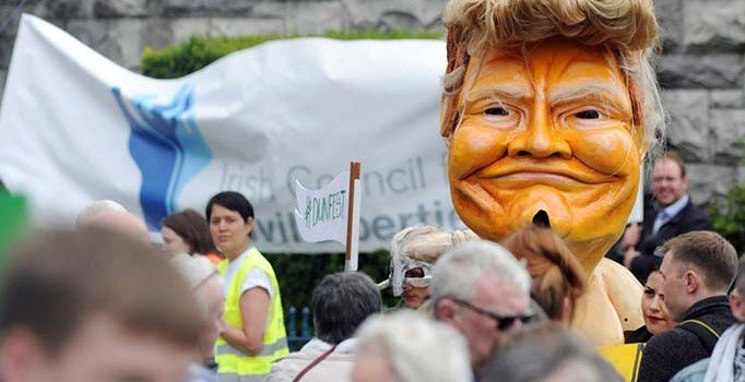 Trump'a İrlanda'da 10 bin kişilik protesto: Hoş gelmedin, defol