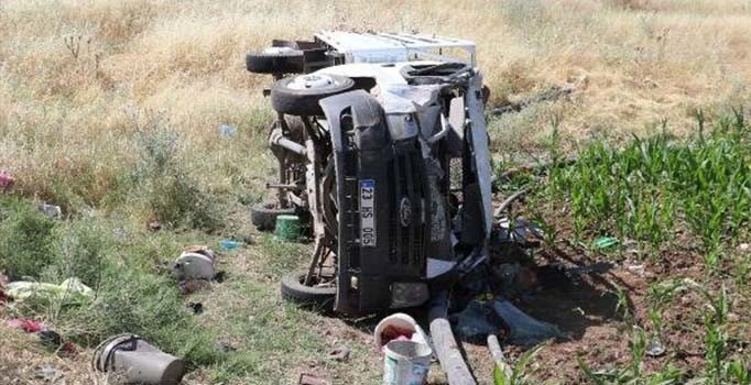 Diyarbakır'da işçileri taşıyan kamyonet devrildi: 35 yaralı 