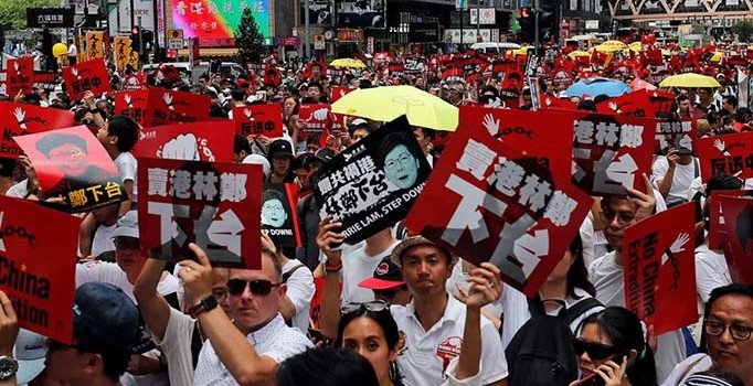 Hong Kong'da yüz binler 'iade tasarısı'nı protesto ediyor