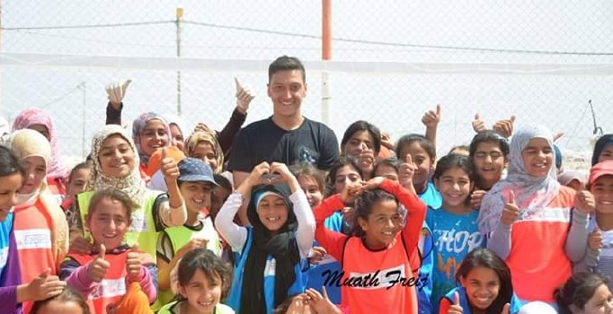Mesut Özil Ürdün'de mülteci çocuklarla futbol oynadı