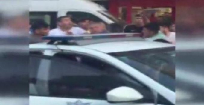 Polisin linç edilme anı kamerada