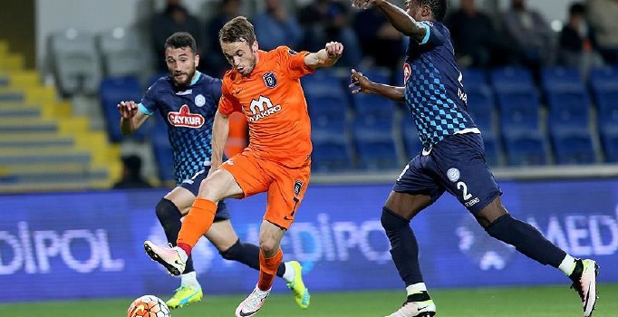 Medipol Başakşehir Süper Lig'i 3 puanla bitirdi