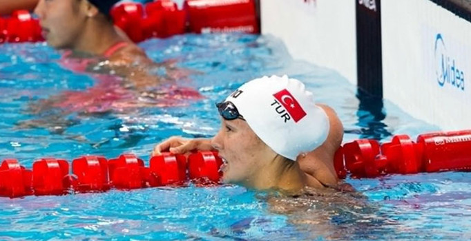 Milli yüzücü Viktoria Zeynep Güneş 200 metrede yarı finale yükseldi