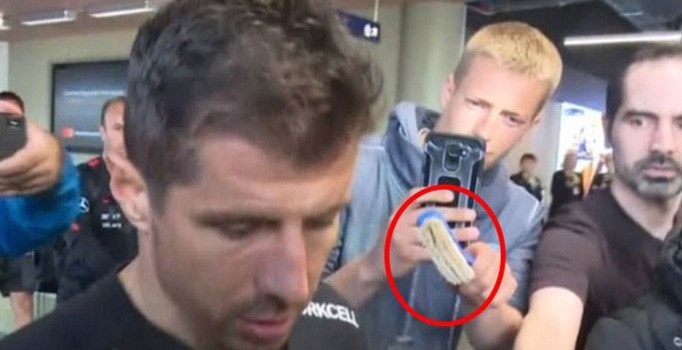 İzlanda’da A Millî Takım'a büyük terbiyesizlik: Tuvalet fırçası uzattılar…