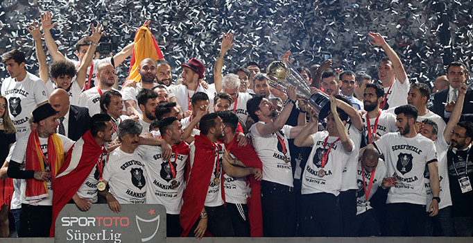 Şampiyon Beşiktaş kupasını aldı!