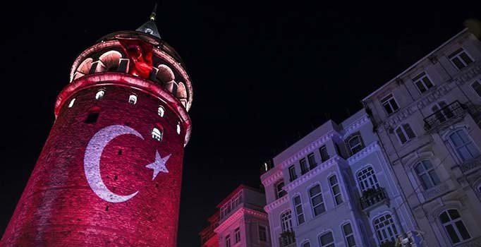 İstanbul'dan Milli Takım'a kırmızı-beyazlı destek