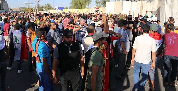 Bağdat'ta Şii lider Sadr yanlısı göstericiler hükümet binasını bastı