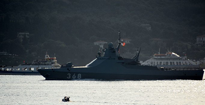 Rus gemileri peş peşe Boğaz'dan geçti