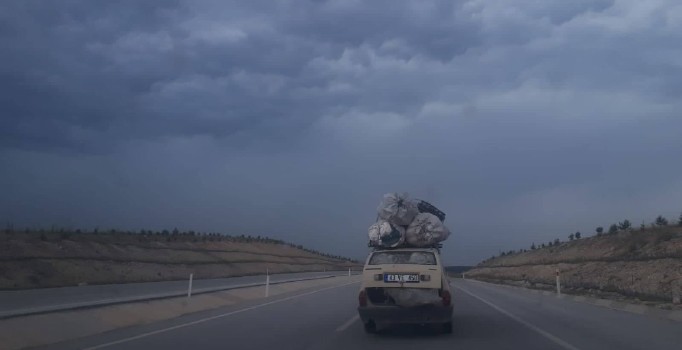 Uşak-Kütahya karayolunda tehlike saçan araç