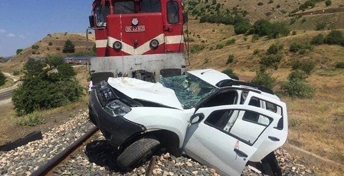 Siirt’te otomobil ile kamyon çarpıştı: 10 yaralı