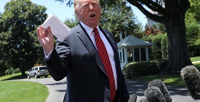 Trump, Meksika ile göç anlaşmasını, taslağı elinde sallayınca ifşa etti