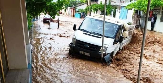 Ödemiş’i sağanak vurdu: Dereler taştı, araçlar sürüklendi