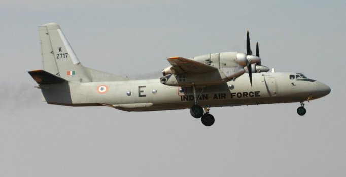 Hindistan'da düşen askeri uçaktan kurtulan yok