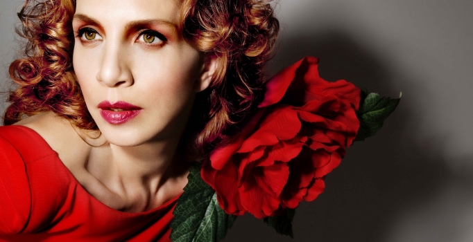 Sertab Erener anne mi oluyor?