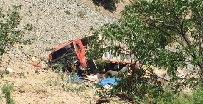Artvin'de kamyon uçurumdan yuvarlandı: 1 ölü, 8 yaralı
