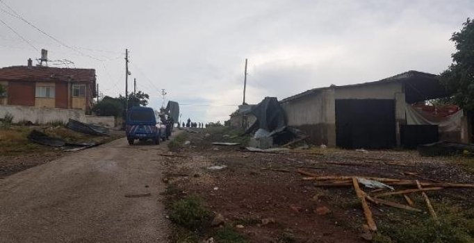 Ankara'da şiddetli rüzgar çatıları uçurdu