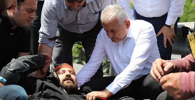 Binali Yıldırım, kaza yapan motosikletliye yardım etti
