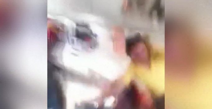 Uçak türbülansa girdi, hostes tavana çarptı | Video