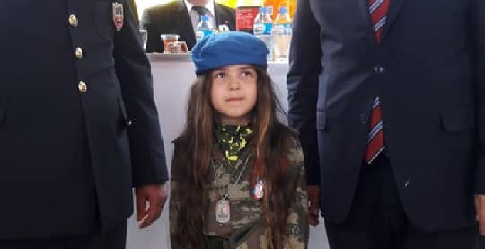 Ödülünü almaya jandarma kıyafetiyle gitti