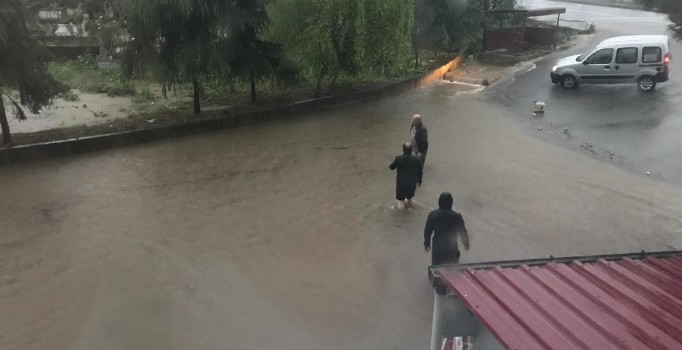 Sağanak yağış Giresun’da hayatı olumsuz etkiledi