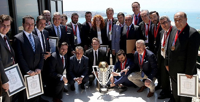 Beşiktaş'ta yeni yönetim mazbatasını aldı