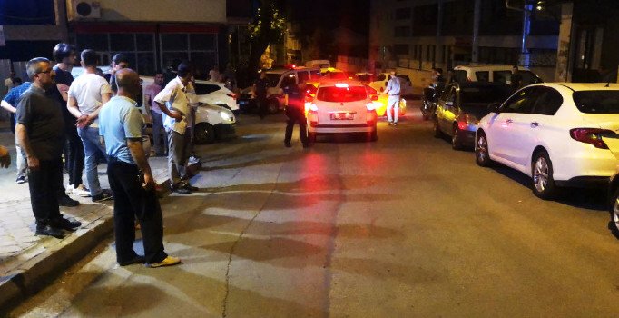 Evinin önüne park eden komşunu bıçakladı