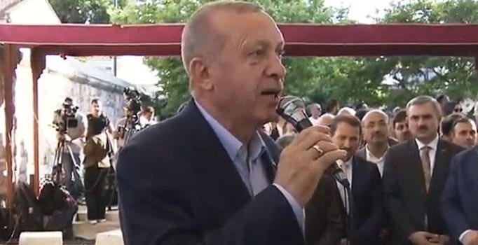 Erdoğan: Mursi'nin naaşından korkacak kadar hafifler