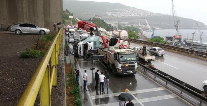 Kontrolden çıkan TIR devrildi, D-100 Karayolu ulaşıma kapandı
