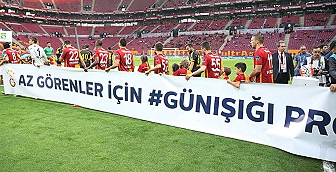 Galatasaray'dan özel konuklara özel pankart