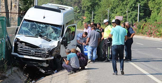 Marmaris'te turistleri taşıyan araç kaza yaptı: 17 yaralı