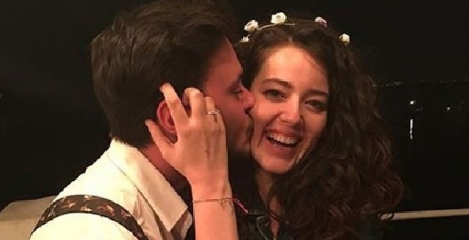 Pelin Akil ile Anıl Altan nişanlandı