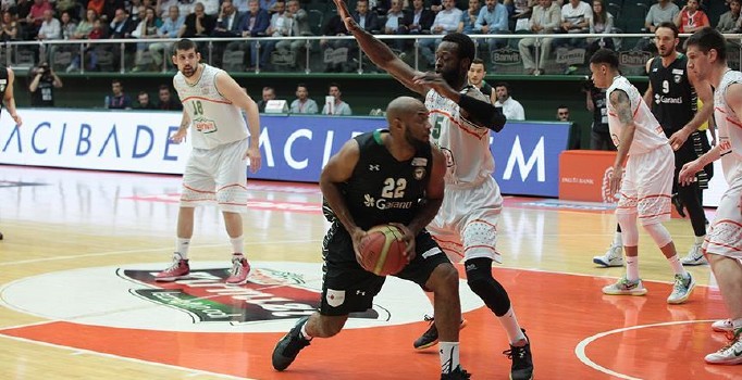 Darüşşafaka Doğuş Banvit'i 86-73 yenerek yarı finale yükseldi