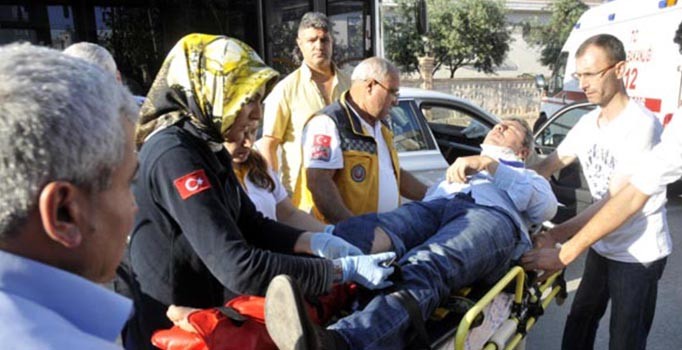 Kaza yapan yaralı emniyet müdürü canını değil, silahları düşündü