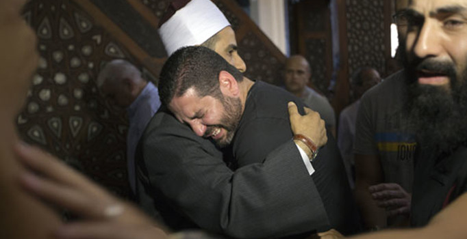 Düşen Mısır uçağında dört yakını kaybeden yönetmen Osman Ebu Laban gözyaşlarına boğuldu