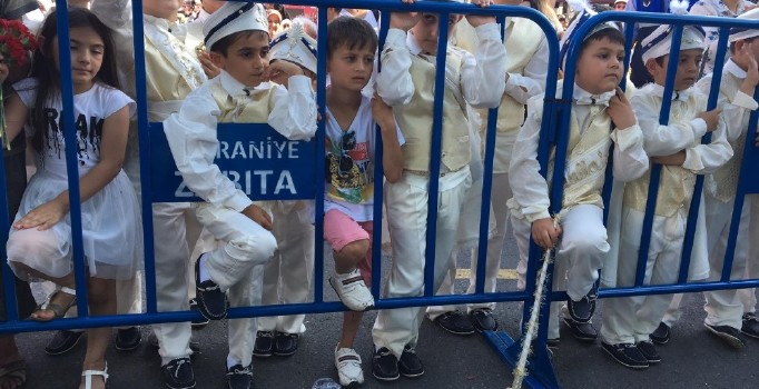 Ümraniye’de binlerce çocuk toplu sünnet şöleninde sünnet oldu