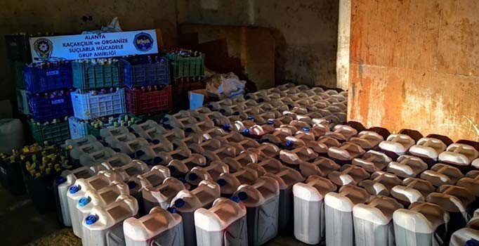 Alanya'da 6 bin 570 litre sahte içki ele geçirildi