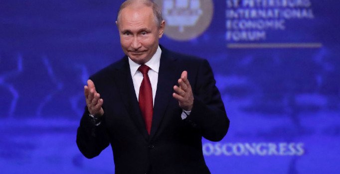 Putin: Trump'ın bizimle ilişkilerini geliştirme imkanı kısıtlı