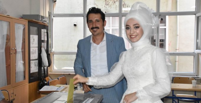 Gelinlik ve damatlıklarıyla oy kullanmaya geldiler