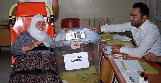 77 yaşındaki Fatma Tunca, oy kullanmaya ambulansla gitti