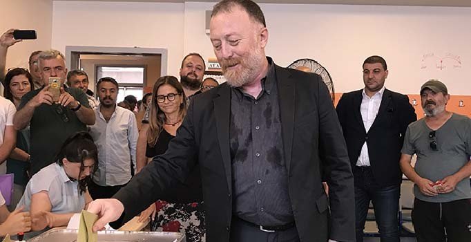 HDP Eş Başkanı Sezai Temelli, oyunu Bakırköy'de kullandı