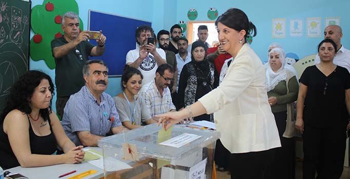 HDP Eş Başkanı Pervin Buldan, Bakırköy'de oy kullandı