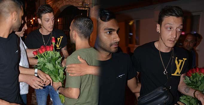 Mesut Özil ile seyyar çiçekçiler arasında gerginlik