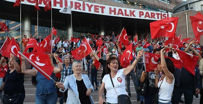 CHP'de ilk sonuçlar sevinçle karşılandı